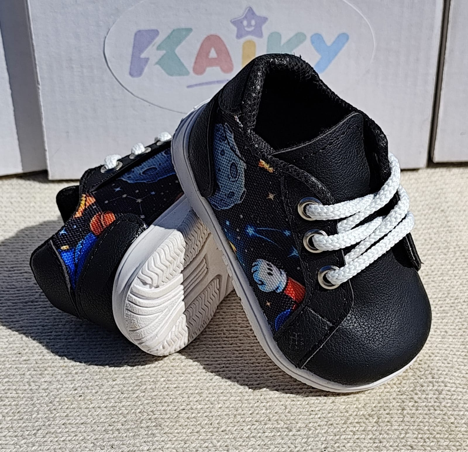 Zapatilla 104 Negro con estampa varón